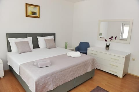 Bed, Bedroom, towels