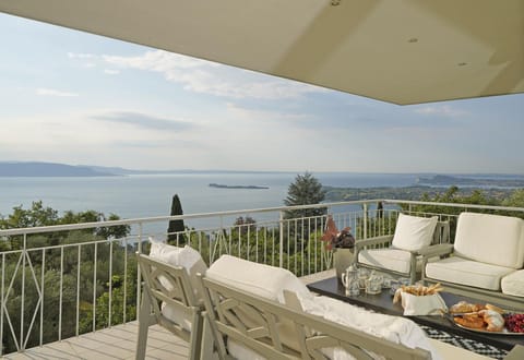Natural landscape, Balcony/Terrace, Lake view