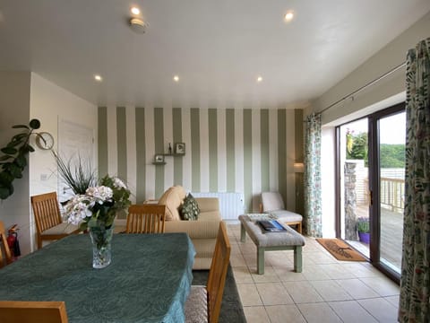 Seating area, Dining area, internet