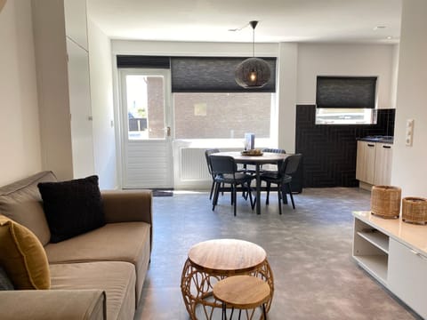 Restaurant/places to eat, Facade/entrance, Living room, Beach