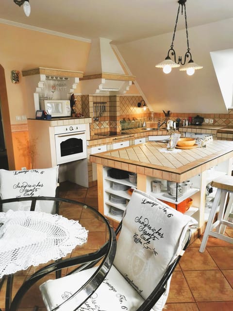 Kitchen or kitchenette, Dining area, dishwasher, pet friendly, stove