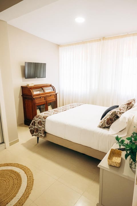 Bed, TV and multimedia, Photo of the whole room, Bedroom
