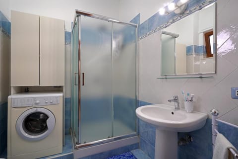 Shower, heating, towels