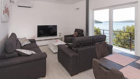 Communal lounge/ TV room, TV and multimedia, Living room, Seating area, air conditioner