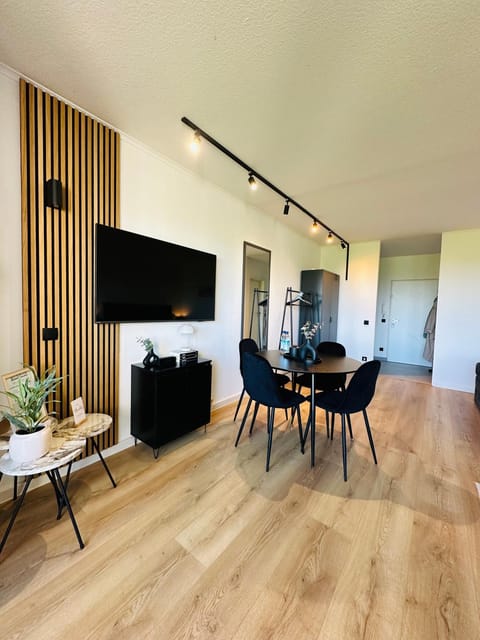 TV and multimedia, Living room, Seating area, Dining area