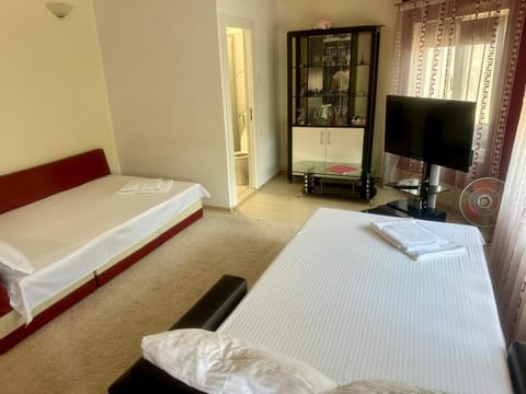 Bed, TV and multimedia, Photo of the whole room, Bedroom, towels