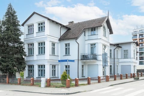 Property building, Facade/entrance, Off site, Day, Street view, Location