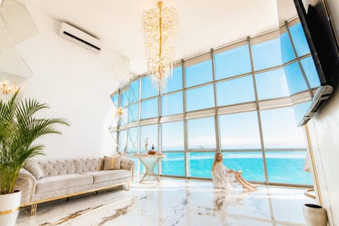 Communal lounge/ TV room, Natural landscape, TV and multimedia, Living room, Seating area, Sea view, air conditioner