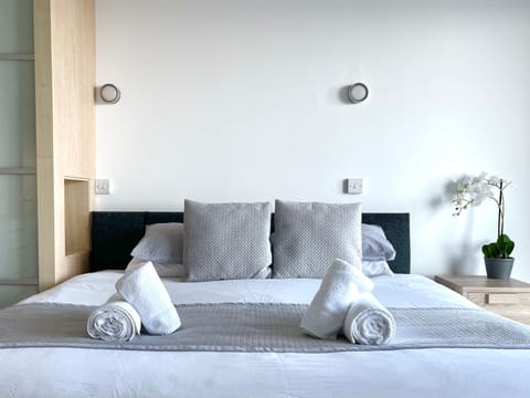 Bed, Bedroom, towels