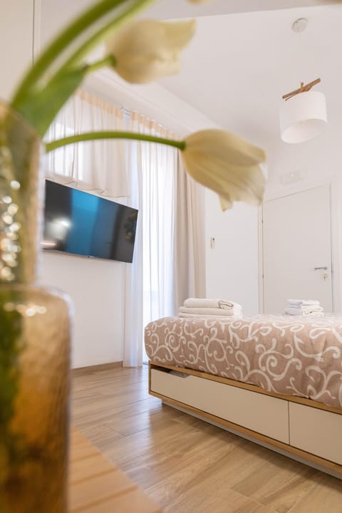 Bed, TV and multimedia, Photo of the whole room, Bedroom