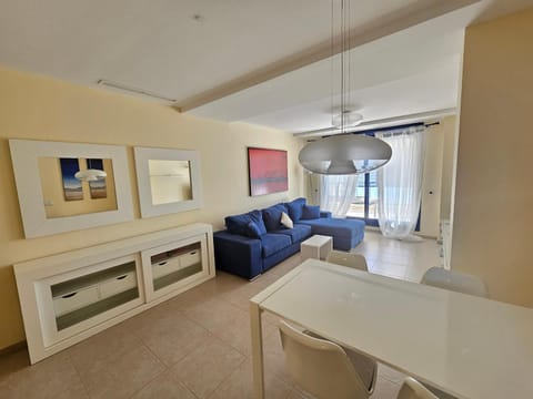 TV and multimedia, Living room, Photo of the whole room, Seating area, Dining area