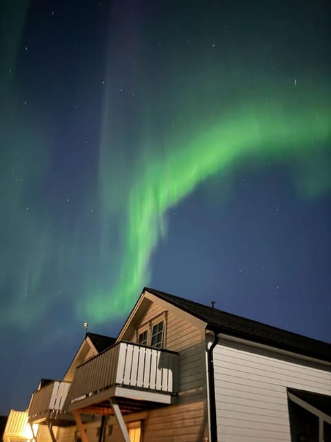 Idyllisk sjøhus på Naurstad House in Nordland, Norway