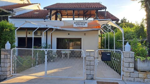 Property building, Facade/entrance, Day, Balcony/Terrace, Street view