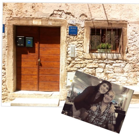 Staff, Facade/entrance