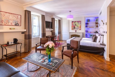 Seating area, Bedroom, fireplace
