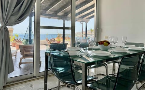 Balcony/Terrace, Living room, Seating area, Dining area, Sea view