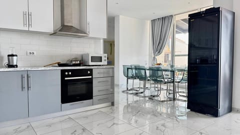 Kitchen or kitchenette, Dining area, microwave, oven, stove