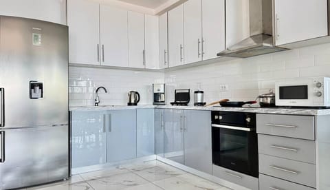 Coffee/tea facilities, Kitchen or kitchenette, oven, stove, toaster