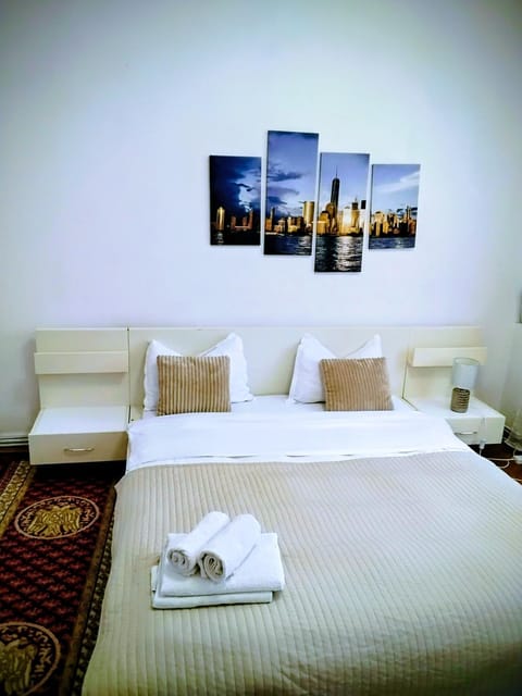 Bed, Bedroom, towels