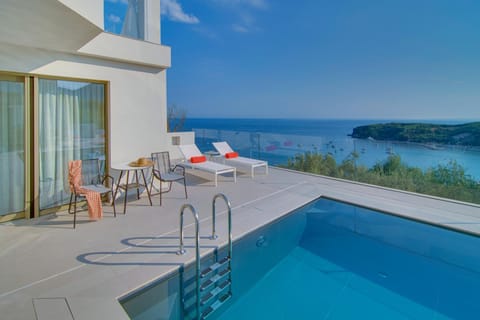 Balcony/Terrace, Pool view, Sea view, sunbed