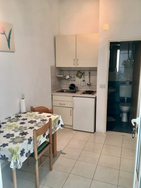 Kitchen or kitchenette, Communal kitchen