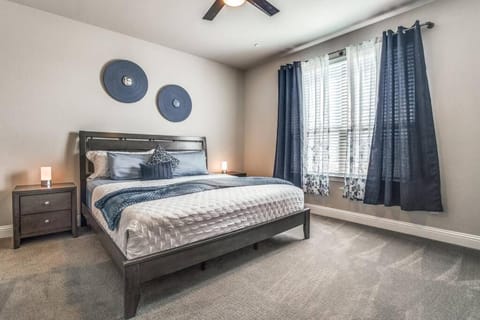 Beautiful 3 story luxury home close to the fun! House in The Colony