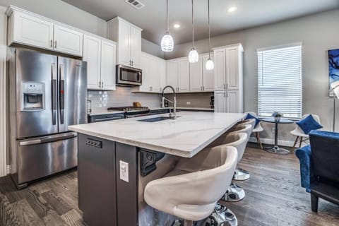 Beautiful 3 story luxury home close to the fun! House in The Colony