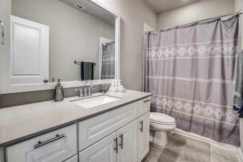 Beautiful 3 story luxury home close to the fun! House in The Colony