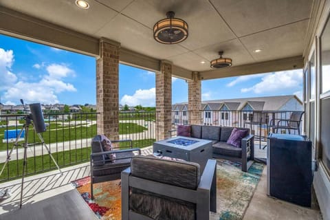 Beautiful 3 story luxury home close to the fun! House in The Colony