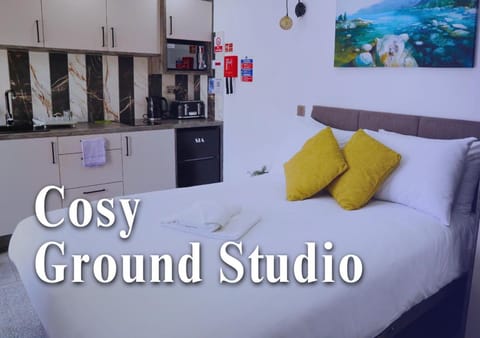 CB Stays Peterborough - Ideal Work Stay Studios with Kitchen Access Apartment in Huntingdonshire District