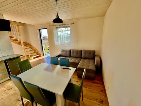 Kitchen or kitchenette, Living room, Seating area, Dining area