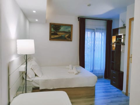 Barcelona CoronaHostal Bed and Breakfast in Badalona