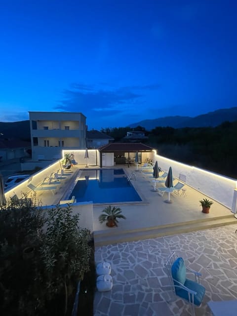 Patio, Swimming pool, sunbed