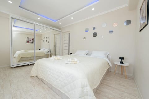 Bed, Bedroom, towels, wardrobe