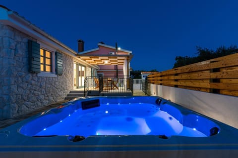 Property building, Hot Tub, Balcony/Terrace, Spa and wellness centre/facilities