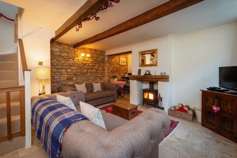 Property building, TV and multimedia, Living room, Seating area, flat iron