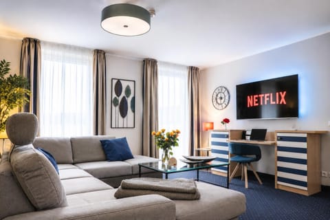 TV and multimedia, Living room, Seating area, Evening entertainment