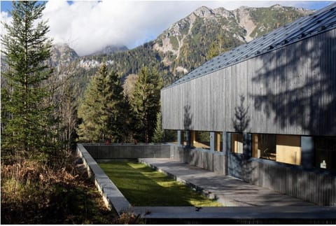 Property building, Day, Natural landscape, Garden, Mountain view