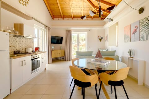 TV and multimedia, Kitchen or kitchenette, Living room, Seating area, Dining area, oven