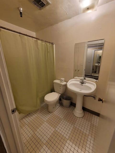 (A11) Lovely Double Bed Unit Hotel in Beverly Hills