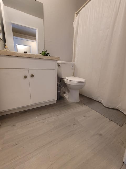 (B02) Cozy Double Bed Suite Hotel in Beverly Hills