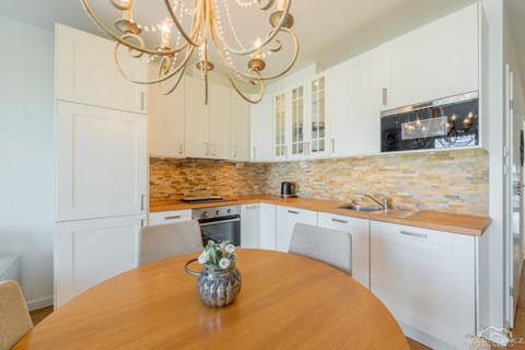 Horyzont Apartamenty -Apartament Willa Karl- Blisko Centrum Apartment in West Pomeranian Voivodeship, Poland