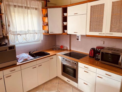 Kitchen or kitchenette, dishwasher, oven