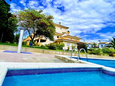 Property building, Spring, Summer, Garden view, Garden view, Swimming pool