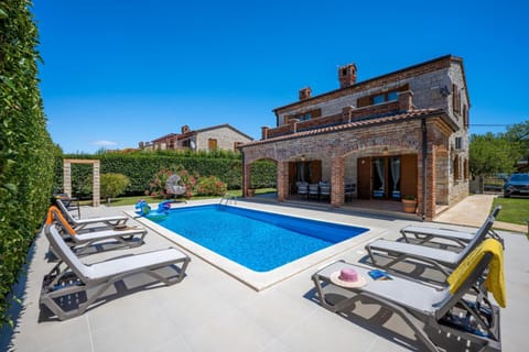 Property building, Patio, Day, Summer, Pool view, Swimming pool, sunbed