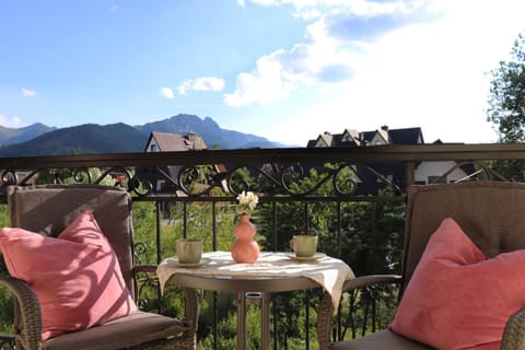 Balcony/Terrace, Food and drinks, Mountain view