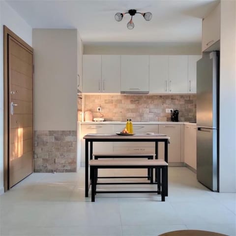 Coffee/tea facilities, Kitchen or kitchenette, Dining area, stove, kitchen