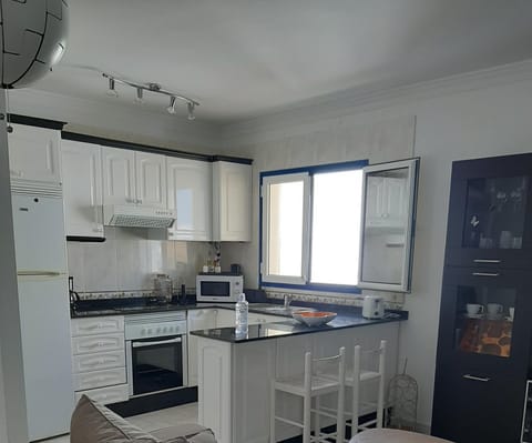 Kitchen or kitchenette, Dining area, minibar, pet friendly, stove