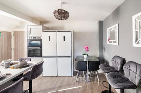 Luxury House 4 ensuite bedrooms, free parking ,wifi House in Oxford