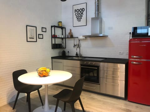 Kitchen or kitchenette, Dining area, minibar, pet friendly, stove